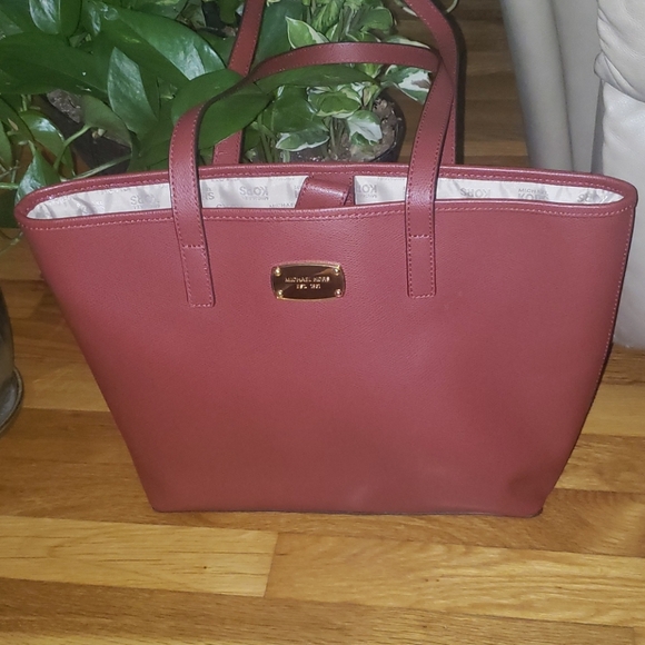 Michael Kors Handbags - Michael kors tote